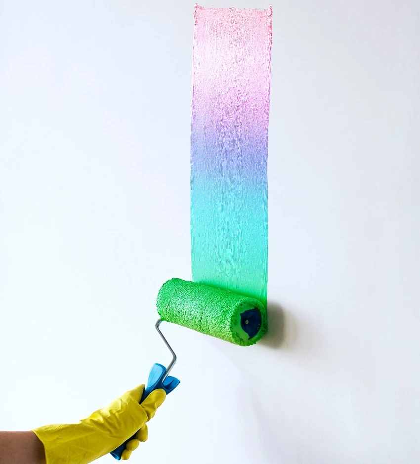Painting a wall using a roller brush with chameleon paint