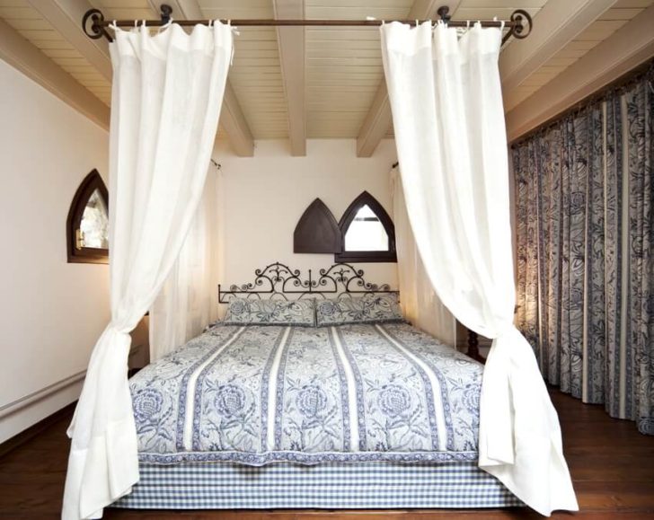 Bedroom With Celing Bed Canopy And Same Designs Of Bedsheet And Curtains Is 728x579 