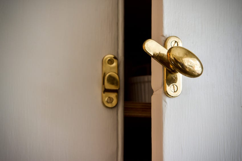 Golden latch for cabinet doors