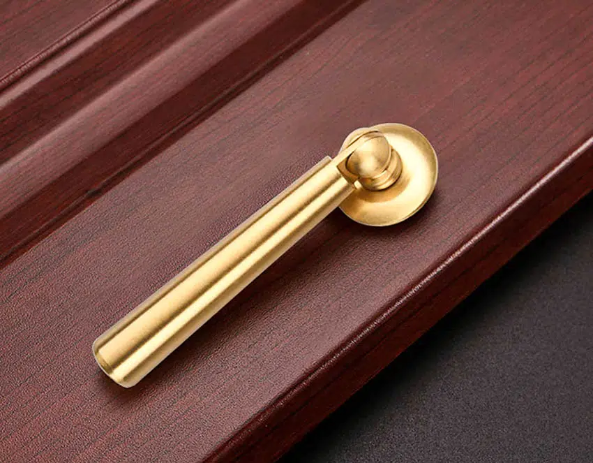 Hanging pulls in gold finish