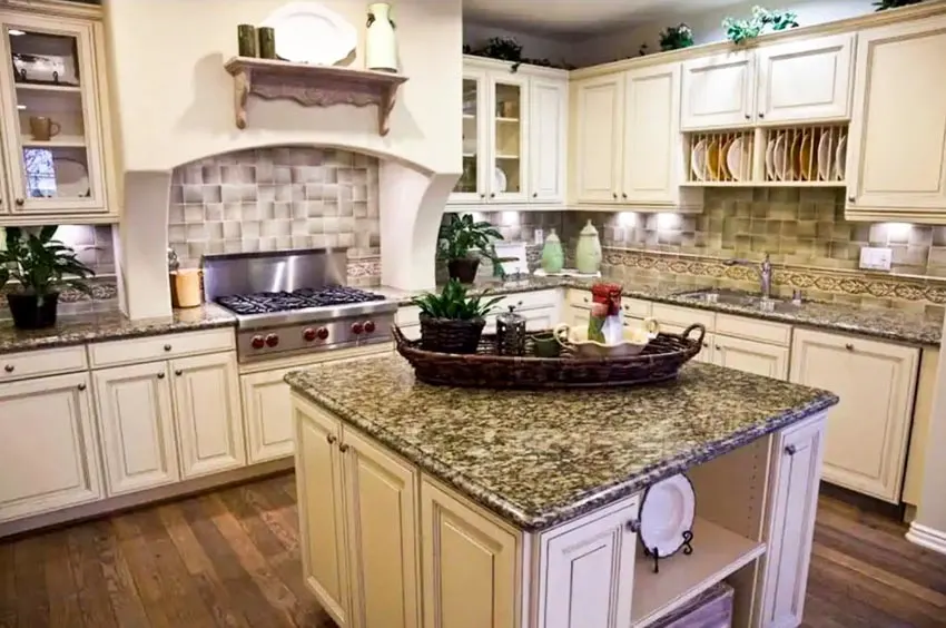 Kitchen with Santa Cecilia granite 