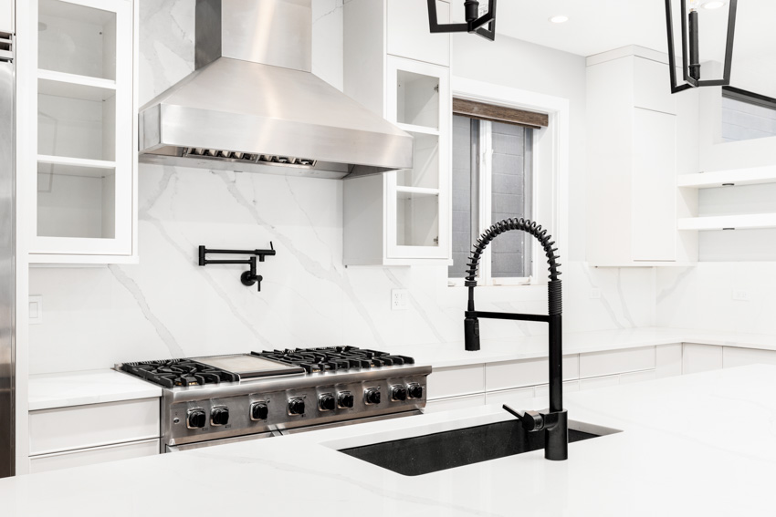 Kitchen with quartzite backsplash and white quartz countertops