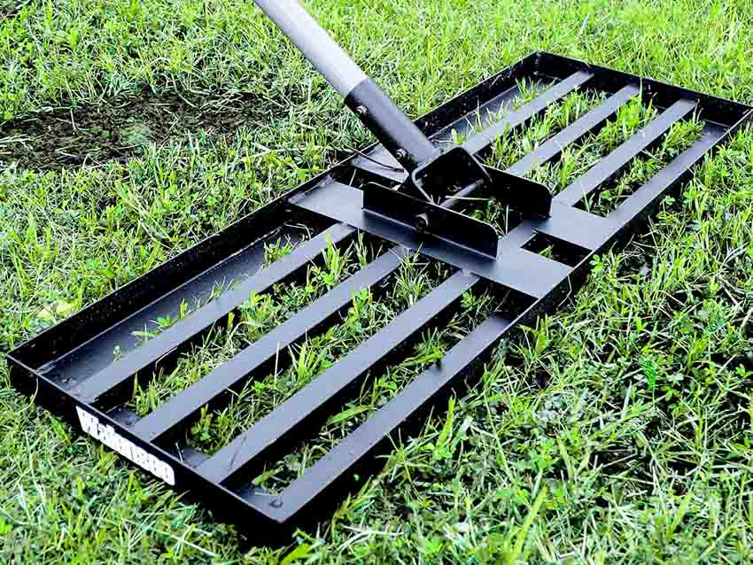 Lawn leveling rake for outdoor use