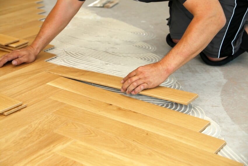 A worker installing floating laminate floors