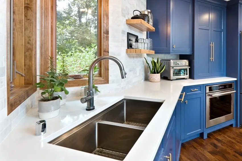 A contemporary kitchen featuring a hardwood floor kitchen undermount sink, appliances and quartz counter top