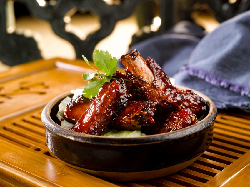 Earthenware bowl with roasted meat inside it