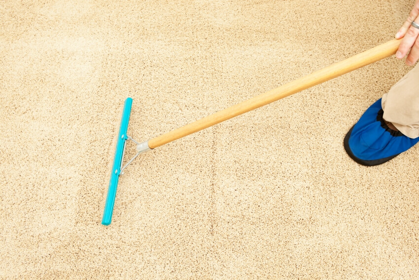 Carpet rake broom grooming floor