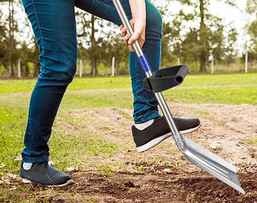 Flat shovel for gardens and outdoor areas