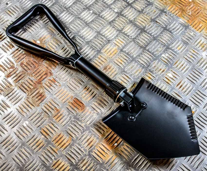 Folding shovel for gardens and outdoor areas