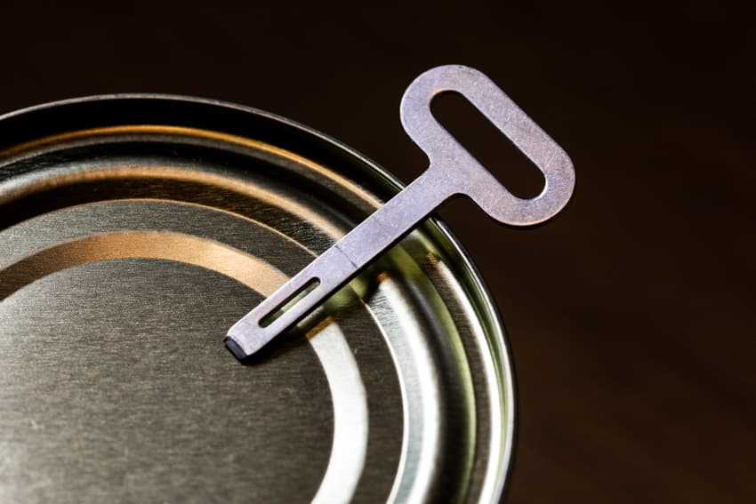 Key can opener for kitchens