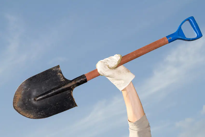 Shovel with metal blade and handle