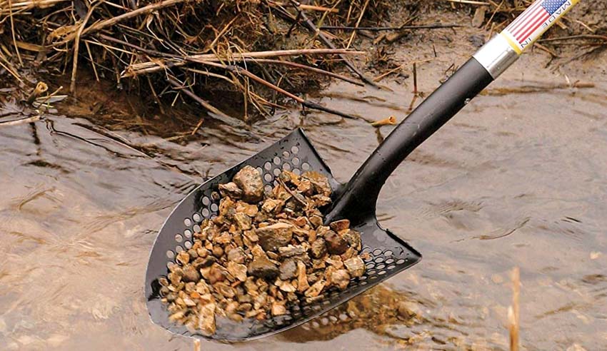 Sifting shovel for gardens and outdoor areas