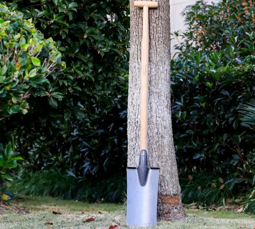 Spade shovel for gardens and outdoor areas