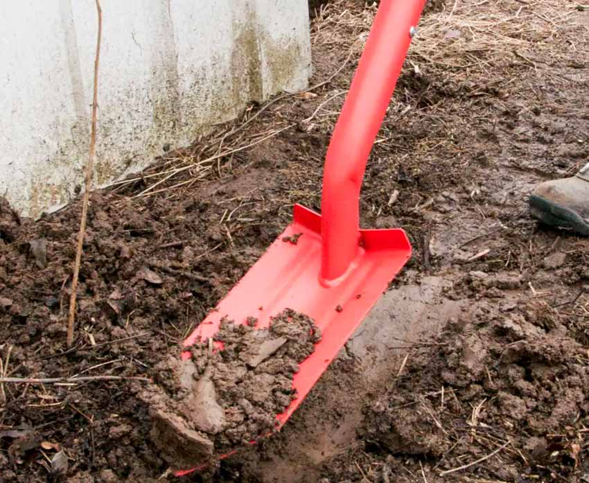 Trench shovel for gardens and outdoor areas