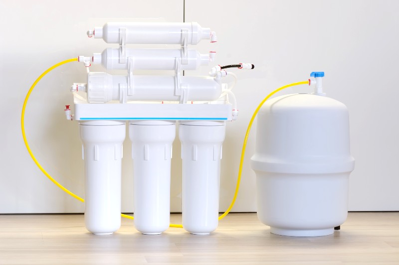 Water purification system with reverse osmosis filter