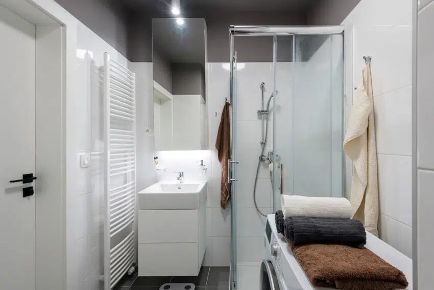 Small bathroom with a folded towerls and black floor tiles