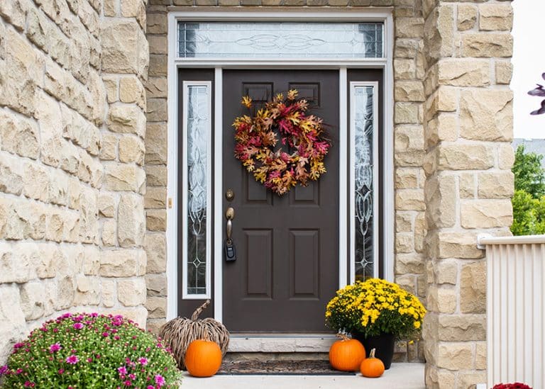 What Size Wreath For Front Door (Standard Sizes)
