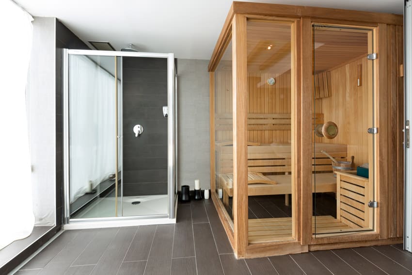 Bathroom with infrared saun and floor to ceiling mirror