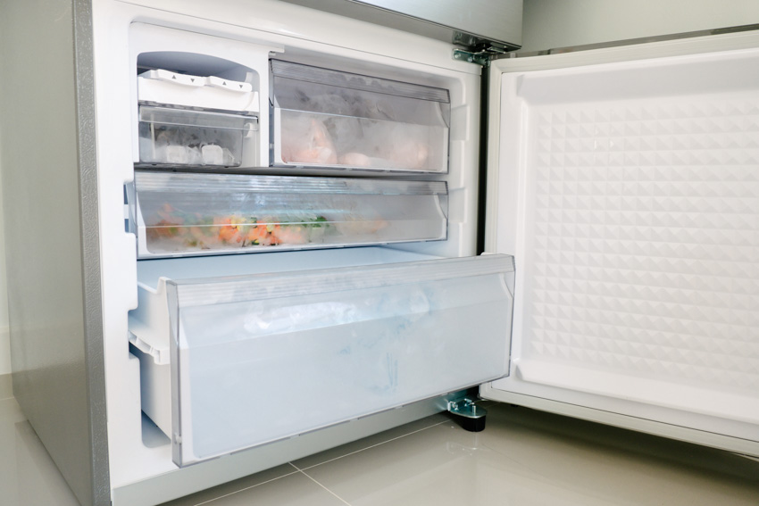 Bottom freezer refrigerator for kitchens