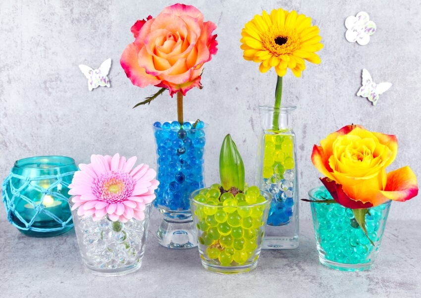 Flower decors in a vase with fillers