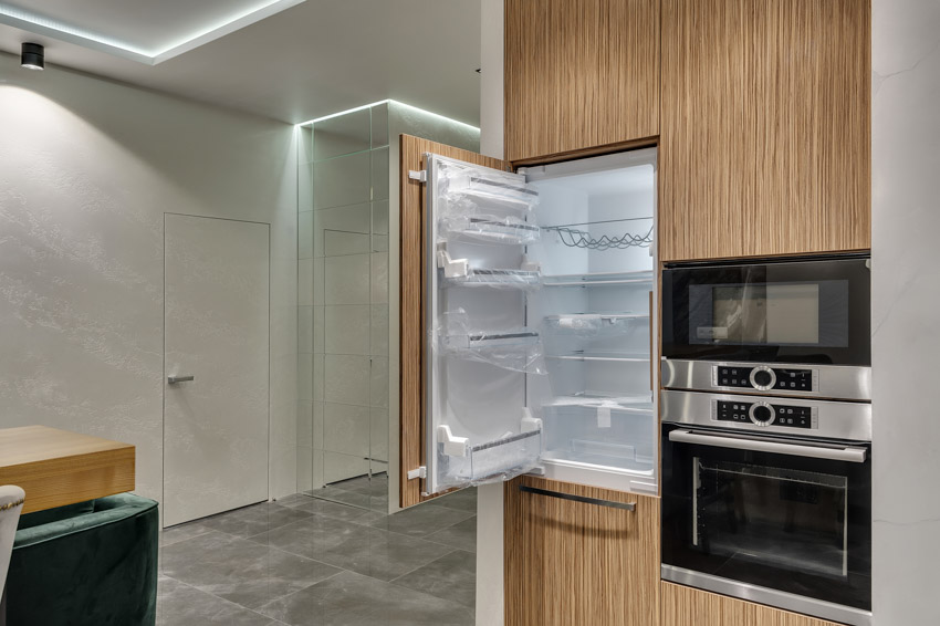 Kitchen with built-in refrigerator