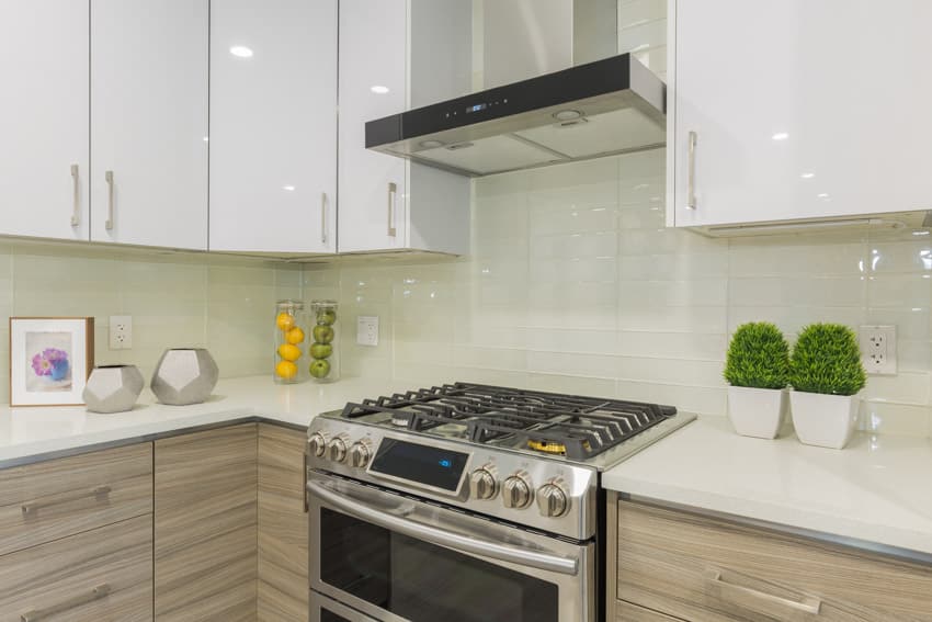 Kitchen with tile backsplash made of glass