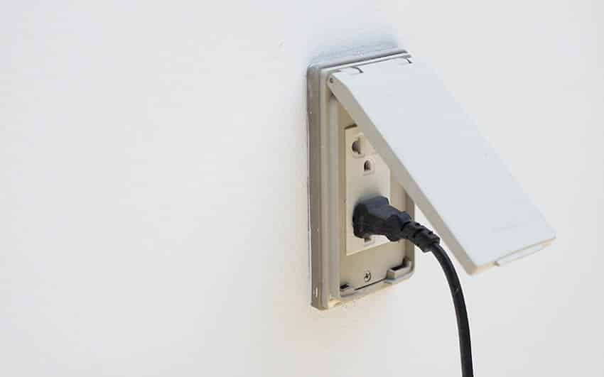 Outdoor electrical outlet with cover