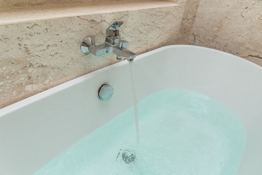1 hole bathtub faucet mounted on wall in bathrooms with tub