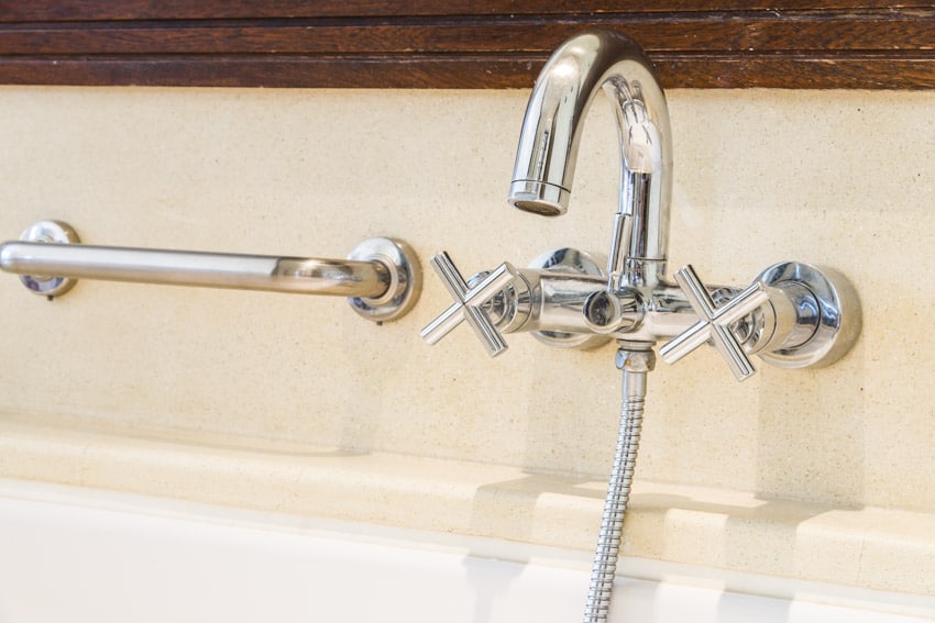 Single handle bathtub faucet for bathrooms