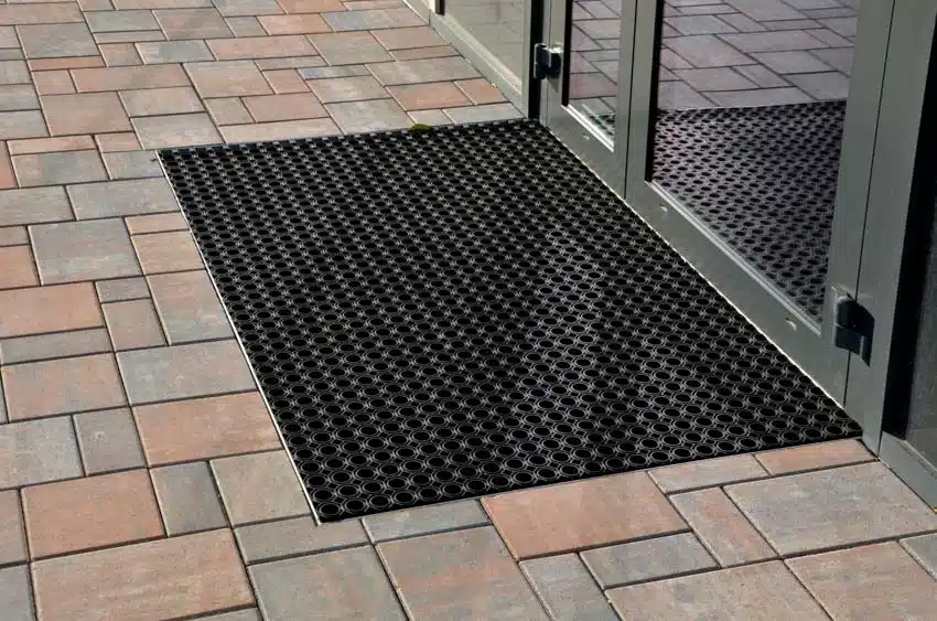Front porch with scraper mat