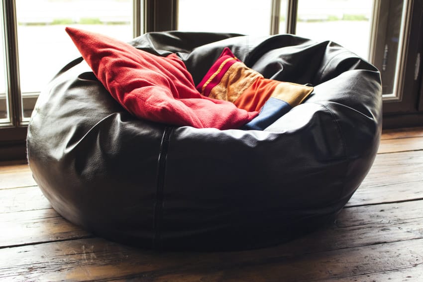 Gian beanbag with red pillows