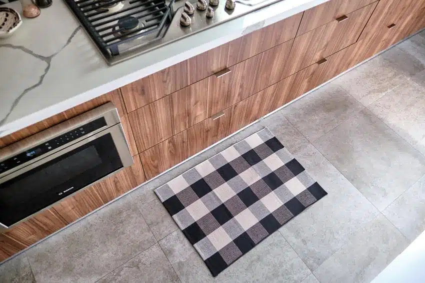 Kitchen with checkered mat