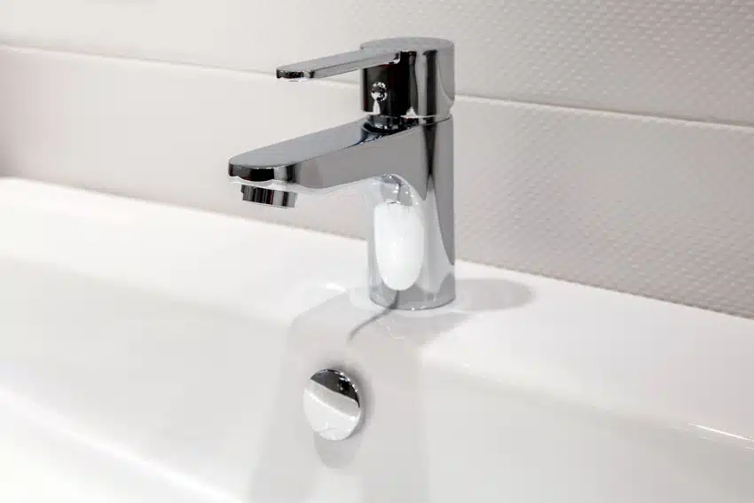 Single spout bathtub faucet for bathrooms