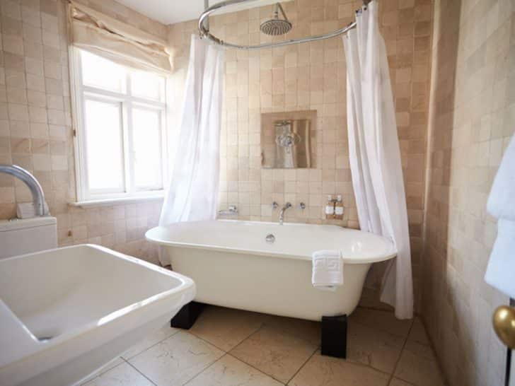 Curved vs Straight Shower Rods (Pros and Cons)