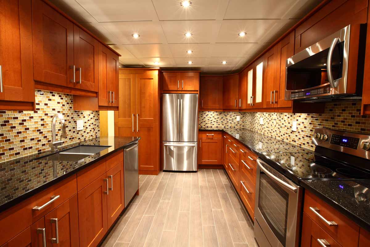 kitchen with backsplash refrigerator oven and ceiling lights