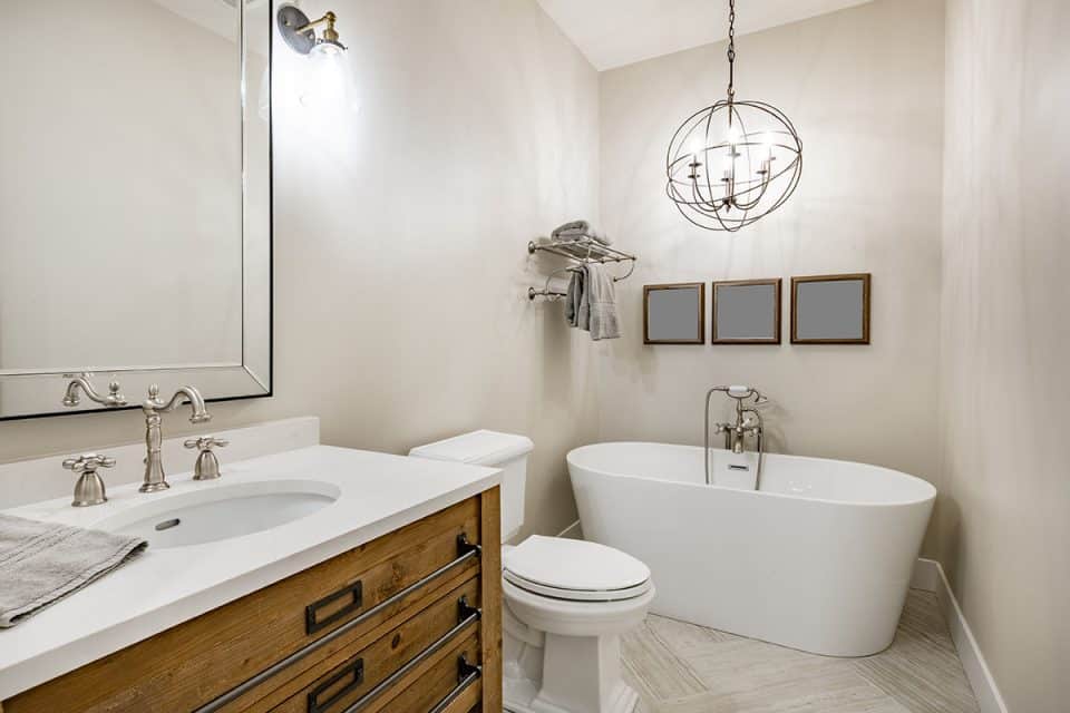 Bathroom With Chandelier Above Tub Ss 960x640 