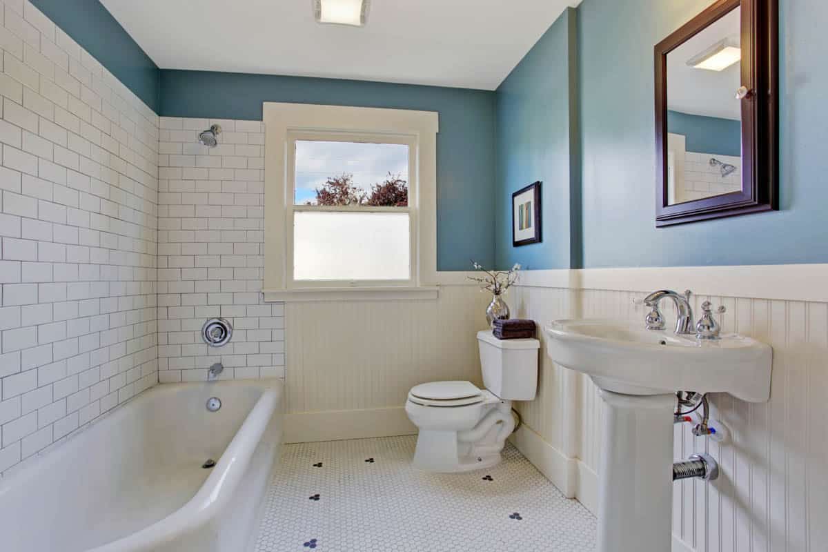 bathroom with toilet and tub