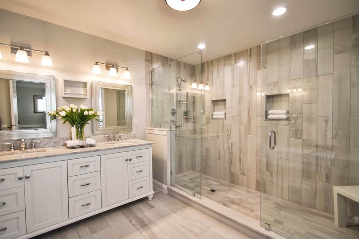 Shower with glazed porcelain surface and bench