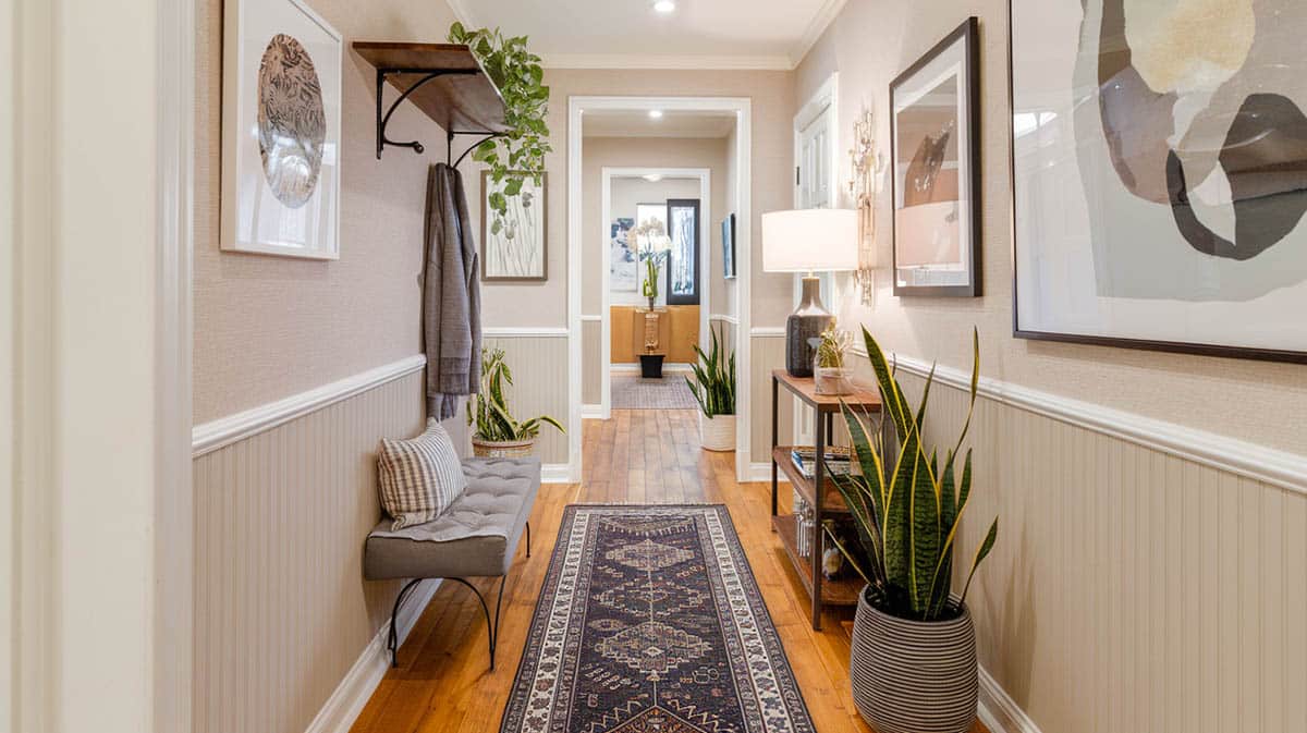 Hallway with console, bench and plant