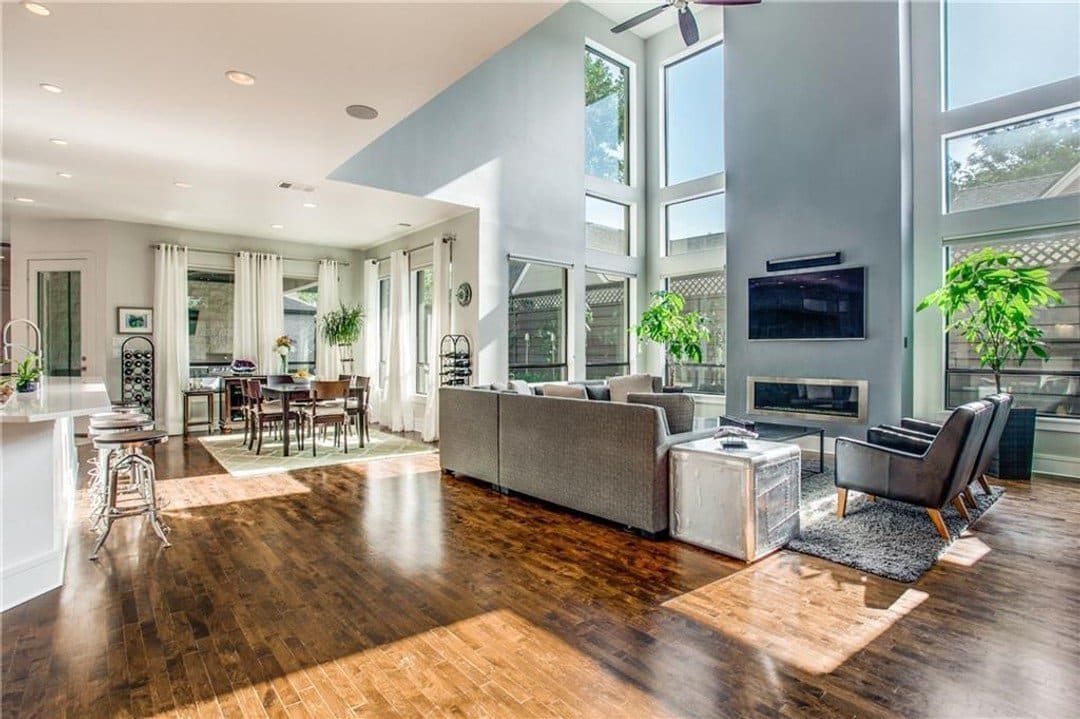 Living room with open concept and high ceiling 