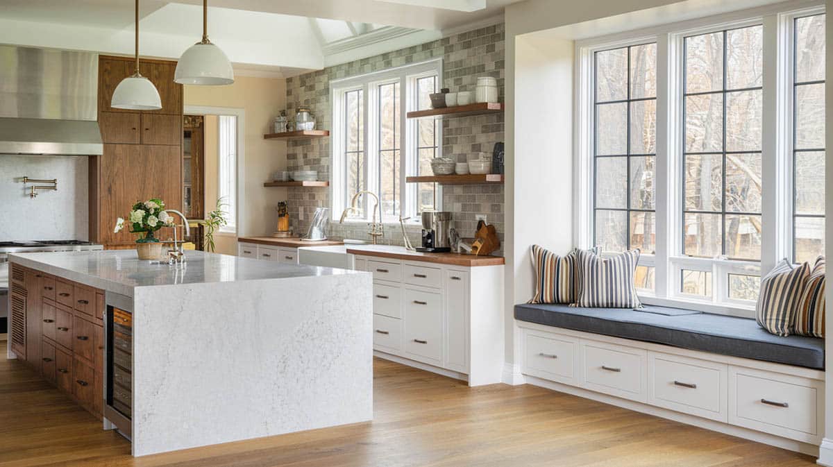 Bench with cozy cushions as an extension of the kitchen 