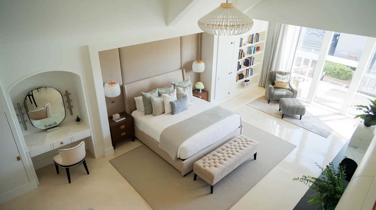 Bedroom with multi-zone layout